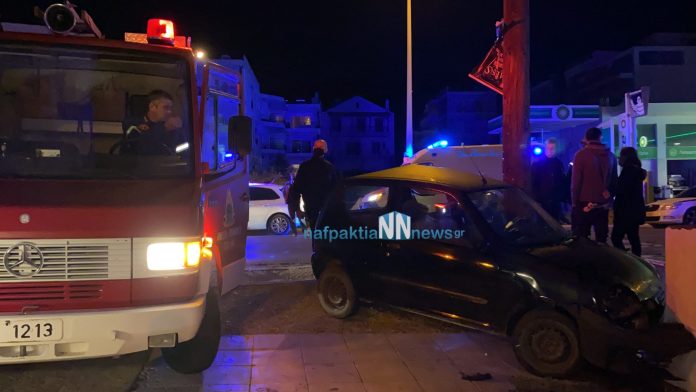 Ναύπακτος: Αυτοκίνητο προσέκρουσε σε μάντρα σπιτιού - Συγκλονιστικές εικόνες