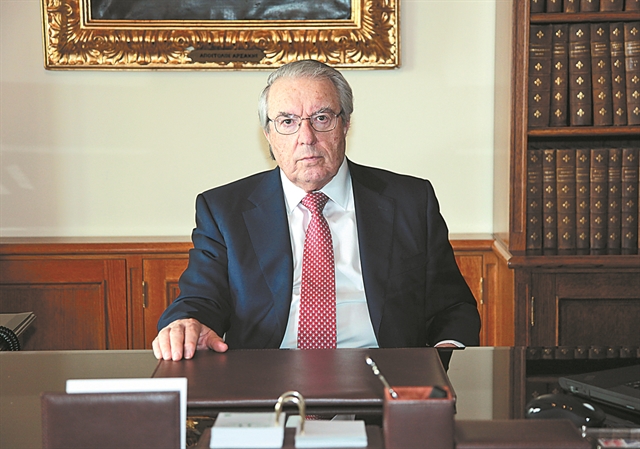 Έξαλλος ο Γιώργος Μπαμπινιώτης με το “lockdown” και το “take away” – Το δημόσιο ξέσπασμα