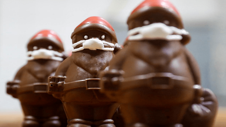 Σοκολατένιοι Άγιοι Βασίληδες με μάσκες από μάρτσιπαν