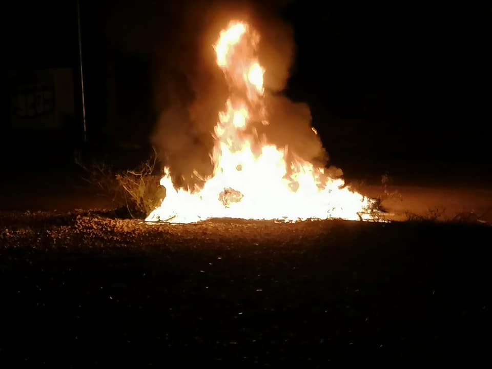 Ρίο: Πέταξαν μολότοφ και γκαζάκια και έβαλαν φωτιά σε κάδο - Αναστάτωση από την έκρηξη (ΦΩΤΟ)