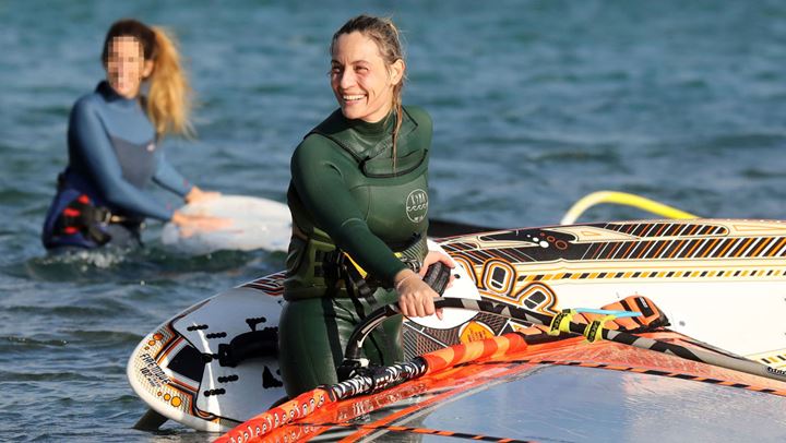 Ελεονώρα Μελέτη: Αψήφησε το κρύο και πήγε για windsurfing στην Ανάβυσσο!