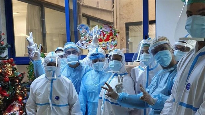 Ιπποκράτειο Θεσσαλονίκης: Στόλισαν το χριστουγεννιάτικο δέντρο οι νοσηλευτές - Οι ευχές στους ασθενείς - ΦΩΤΟ