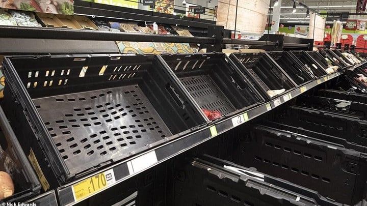 Μεγάλη Βρετανία: Αδειάζουν τα ράφια στα σουπερμάρκετ