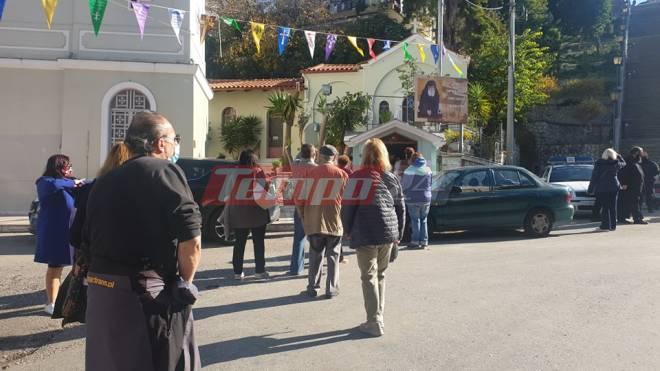 Κορονοϊός - Πάτρα: "Ουρές" πιστών για προσκύνημα στον Άγιο Νικόλαο με μέτρα προστασίας και παρουσία της ΕΛ.ΑΣ - ΦΩΤΟ