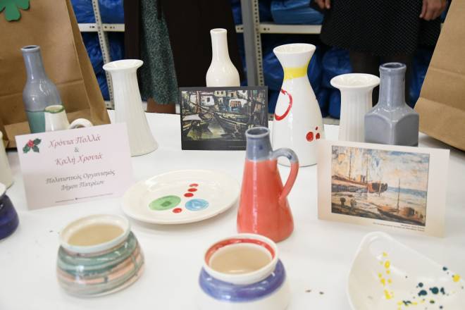 Δήμος Πατρέων: Kεραμικά έργα, βιβλία και κάρτες παραδόθηκαν στην δομή του Κοινωνικού Παντοπωλείου