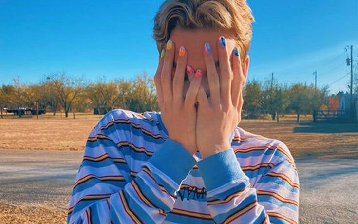 Μαθητής τιμωρήθηκε με αποβολή επειδή έβαψε τα νύχια του