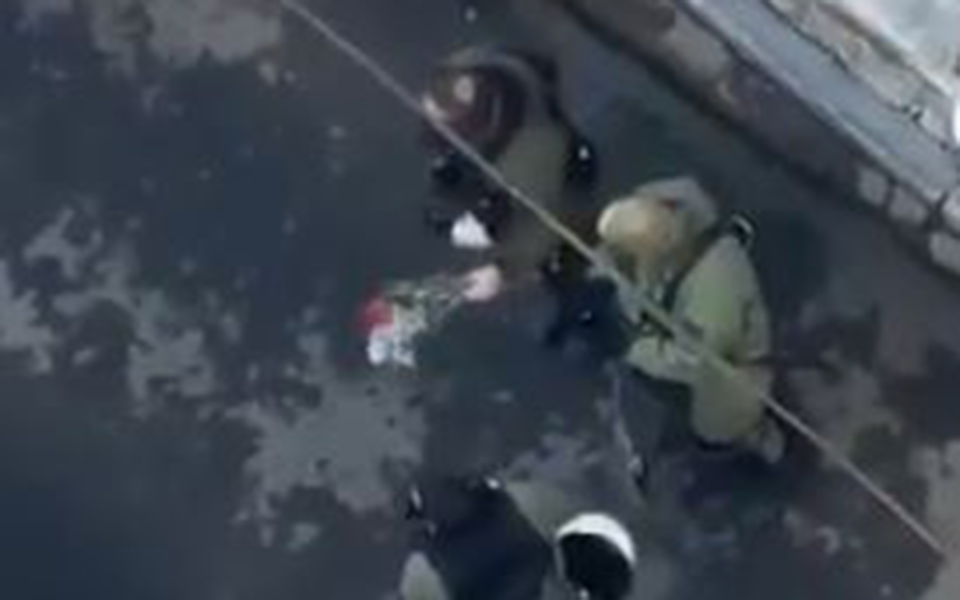 Πειθαρχική έρευνα κατά αστυνομικού που πέταξε ανθοδέσμη για τον Αλ. Γρηγορόπουλο