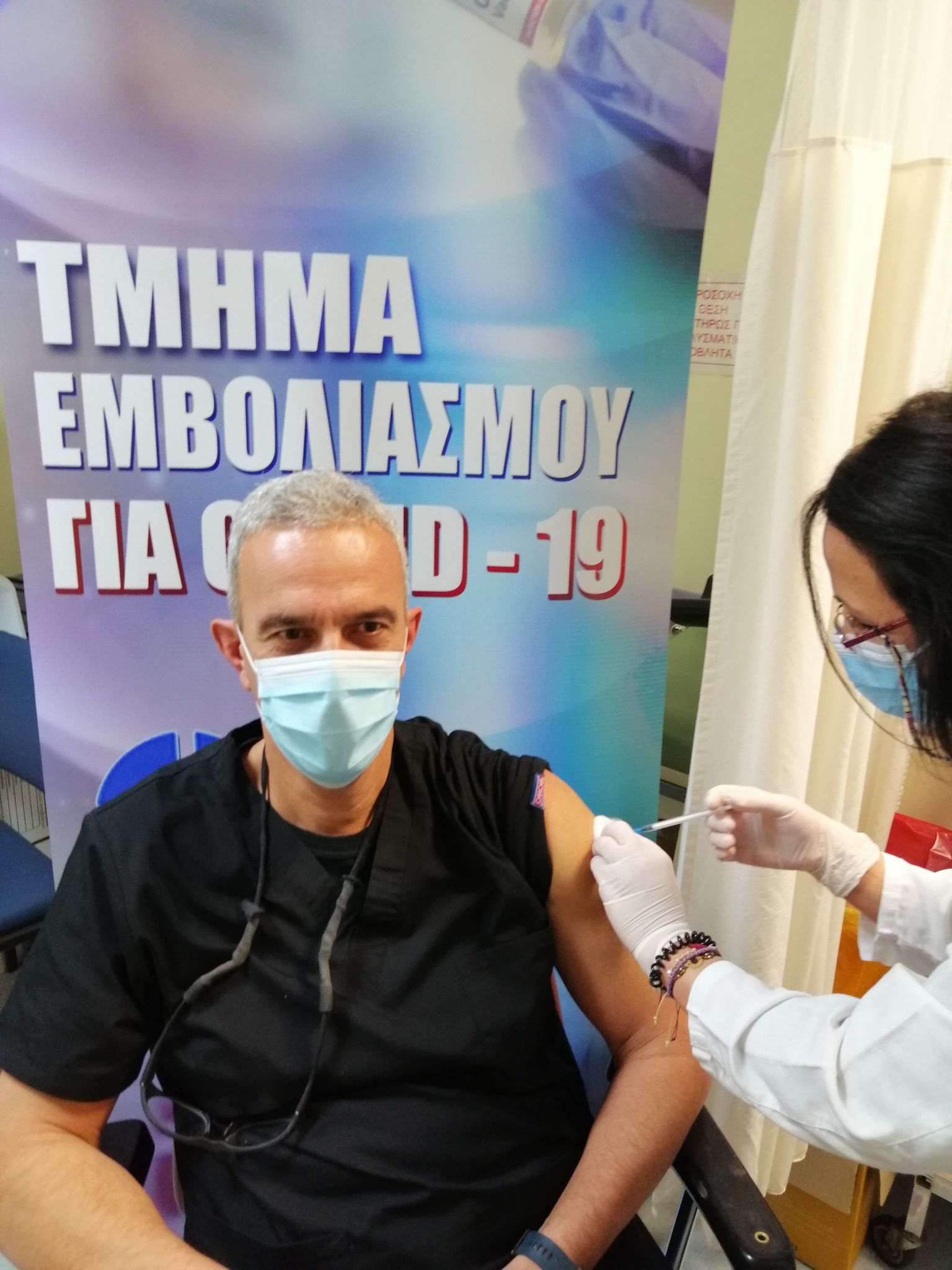 Εμβολιάστηκε ο Περικλής Νταβλούρος - Η συγκινητική δήλωση του Καθηγητή Καρδιολογίας: "Είναι απόφαση ευθύνης"