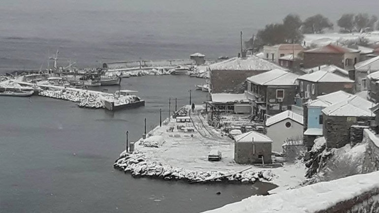 Εγκλωβίστηκαν κτηνοτρόφοι και οδηγοί από τις χιονοπτώσεις στη Λέσβο