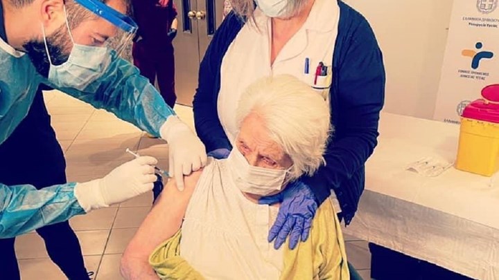 Εμβολιάστηκε 98χρονη επιζήσασα του Άουσβιτς