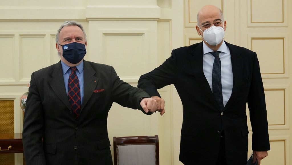 Διερευνητικές με Τουρκία: Προβληματισμός και επιφυλάξεις στα κόμματα – Η ενημέρωση Δένδια