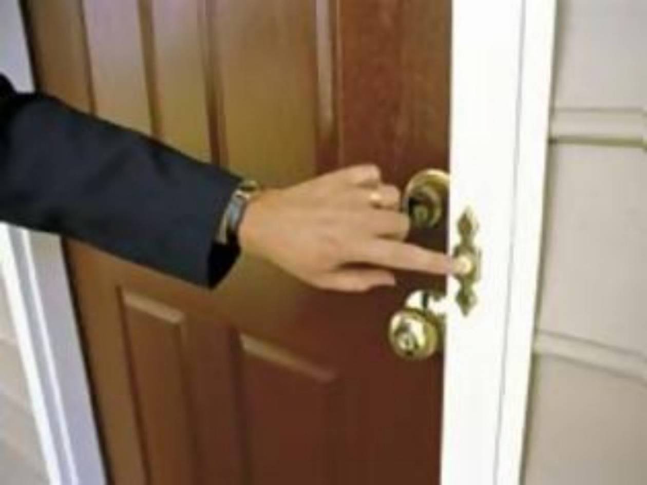 Πάτρα: Ζευγάρι χτυπά τα κουδούνια πολυκατοικιών... Οι ύποπτες κινήσεις ανησύχησαν τους ενοίκους