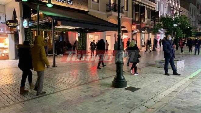 Χωρίς τέλος οι “ουρές” και οι εικόνες συνωστισμού έξω από καταστήματα της Πάτρας - ΦΩΤΟ