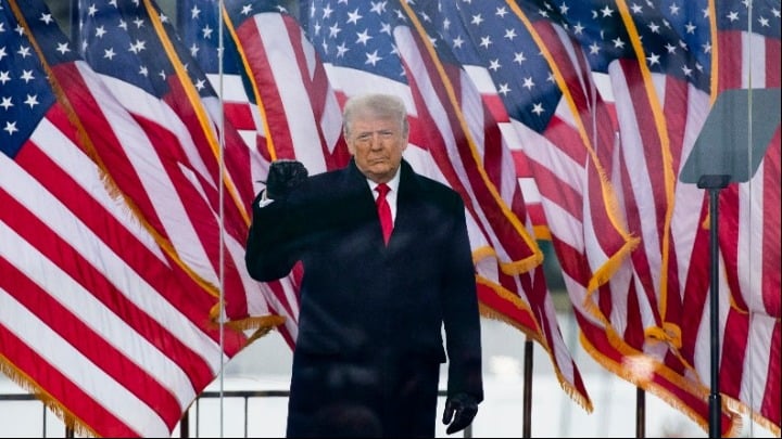 Ο Τραμπ καλεί τον Πενς να μην επικυρώσει στο Κογκρέσο τη νίκη του Μπάιντεν