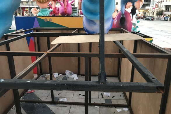 Πάτρα: Βανδάλισαν τα καρναβαλικά στοιχεία στην πλατεία Γεωργίου – ΦΩΤΟ