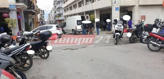 Πάτρα: Στον εισαγγελέα τα 9 άτομα για την καταδρομική επίθεση στα γραφεία της Νέας Δημοκρατίας - Ισχυρή δύναμη της ΕΛ.ΑΣ στα δικαστήρια -ΦΩΤΟ