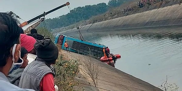 Τραγωδία στην Ινδία: Λεωφορείο έπεσε σε κανάλι – 39 νεκροί