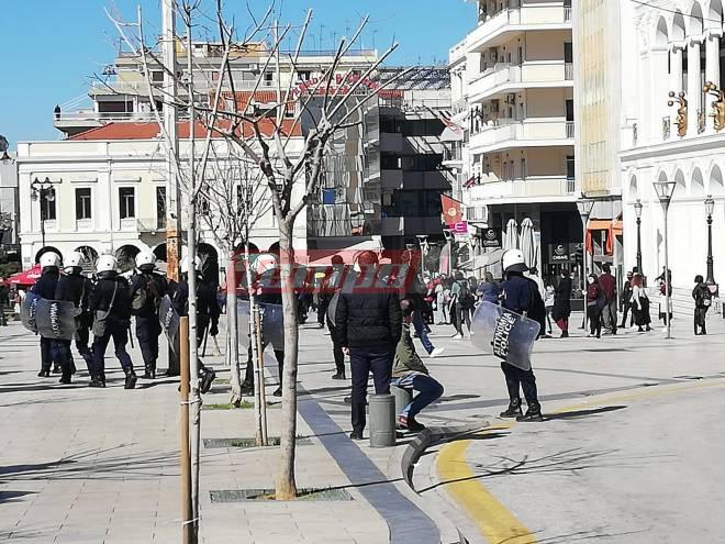 Πάτρα: Συγκέντρωση στην πλατεία Γεωργίου για τον Δ. Κουφοντίνα - Πορεία στο κέντρο της πόλης - Ισχυρή η δύναμη της ΕΛ.ΑΣ. - ΦΩΤΟ