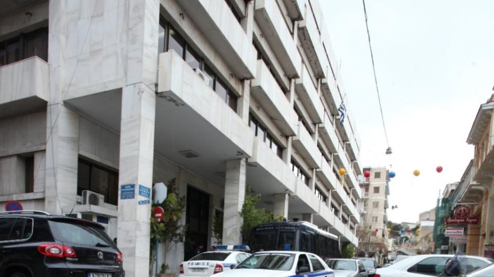 Πάτρα: Προσποιούνταν την οικονομική σύμβουλο και αποσπούσε χρήματα από ανυποψίαστους