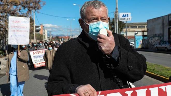 Εισαγγελική έρευνα για τον Γιαννάκο που δήλωσε ότι νοσηλεύτρια παρέλυσε αφού εμβολιάστηκε κατά της Covid-19