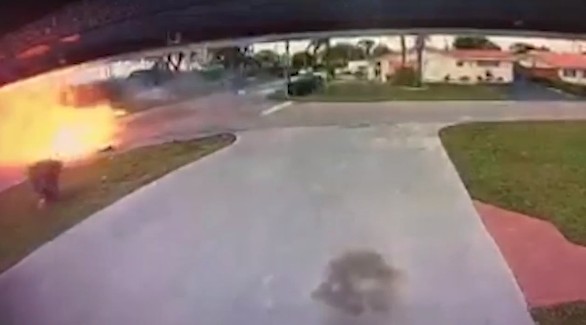 Φλόριντα : Αεροπλάνο έπεσε πάνω σε αυτοκίνητο