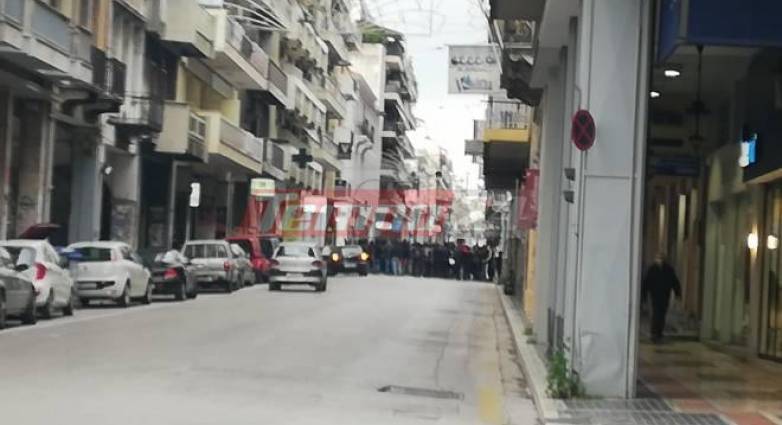 Πάτρα: Ολοκληρώθηκε η πορεία για τον Δημήτρη Κουφοντίνα - Παραμένουν συγκεντρωμένοι σε πλατεία Γεωργίου και πρώην Παράρτημα (ΦΩΤΟ-ΒΙΝΤΕΟ)