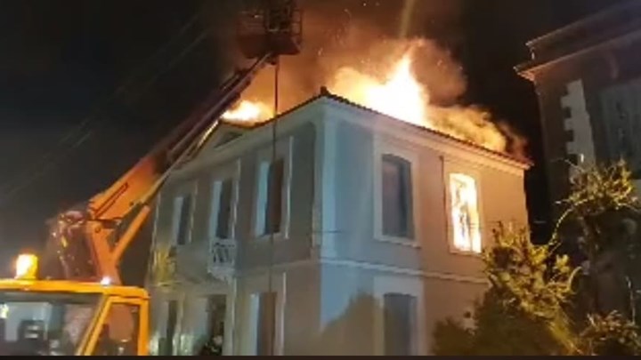 Φωτιά σε αρχοντικό στη Λέσβο - «Χτυπήθηκε» από κεραυνό