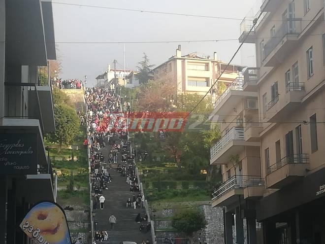 Κορονοϊός - Πάτρα: Χαμός από κόσμο, βεγγαλικά και πυροτεχνήματα στις σκάλες της Αγίου Νικολάου - "Έφοδος" σε κορονοπάρτι! ΒΙΝΤΕΟ - ΦΩΤΟ