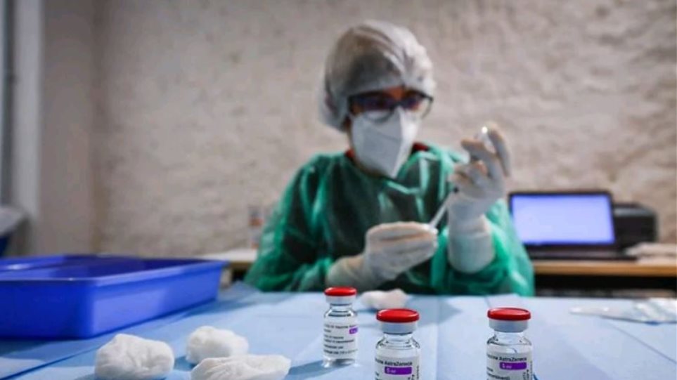 Εμβόλιο AstraZeneca: «Ιδιαίτερα ασυνήθιστα» συμπτώματα εμφάνισε Δανή που πέθανε από θρόμβωση