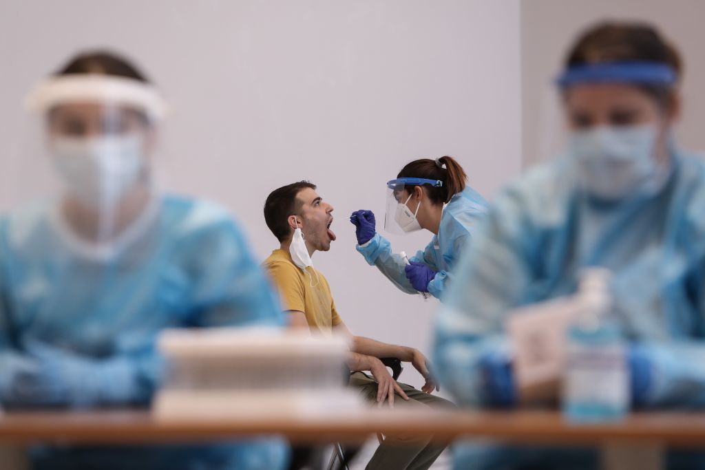 Κορονoϊός : Εκτοξεύτηκε στο 12,1% ο δείκτης θετικότητας – Τρεις φορές πάνω από το όριο συναγερμού