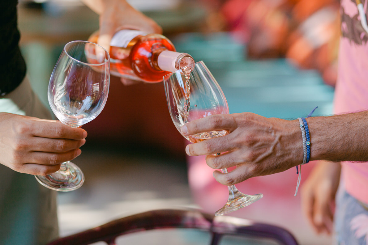 Πάτρα-Τσικνοπέμπτη: Πολύωρο γλέντι παρά την απαγόρευση - "Φωτιά" έχουν πάρει τα ηχεία