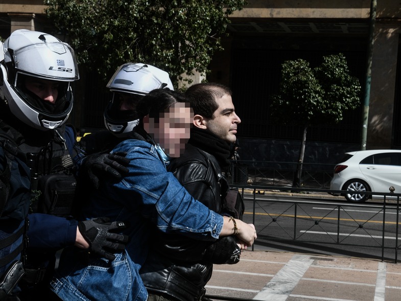 Ένταση στη συγκέντρωση για τον Δημήτρη Κουφοντίνα στο Σύνταγμα – Προσήχθη κι ο Έκτορας Κουφοντίνας