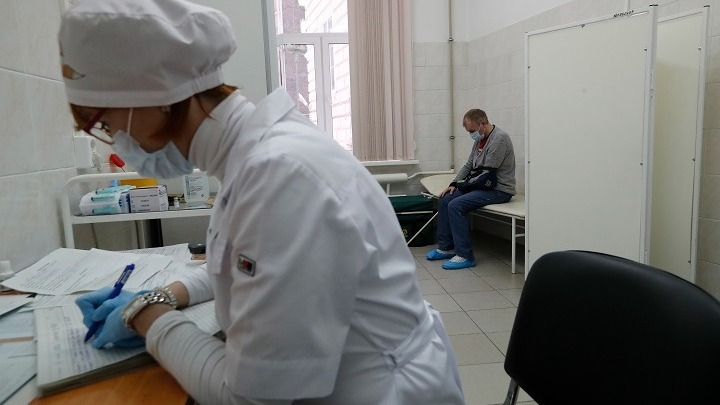 Ρωσία-κορονοϊός: Για πρώτη φορά από τον Οκτώβριο λιγότερα από 10.000 νέα κρούσματα