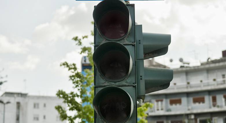 ΠΡΟΣΟΧΗ - Πάτρα: Δεν λειτουργούν τα φανάρια σε κεντρική διασταύρωση