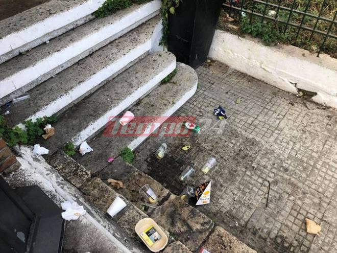 Πάτρα: "Τσουλήθρα" έγιναν οι σκάλες τις Γεροκωστοπούλου από μπουκάλια και σκουπίδια-Με σκούπες και λάστιχα καθαρίζουν οι καταστηματάρχες ΦΩΤΟ