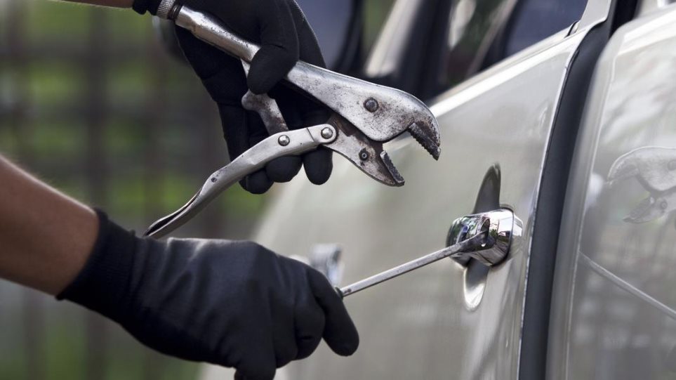 Ανήλικοι διέρρηξαν δύο οχήματα