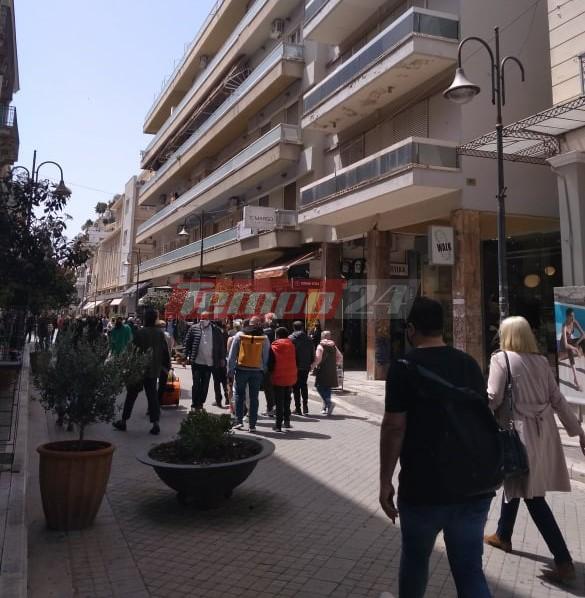 Πάτρα: Κοσμοσυρροή στο κέντρο - "Βούλιαξε" η Ρήγα Φερραίου - Βόλτα και ψώνια για τους πατρινούς (ΦΩΤΟ)