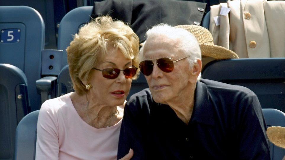 Κερκ Ντάγκλας: Πέθανε η χήρα του θρυλικού ηθοποιού σε ηλικία 102 ετών