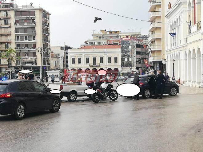 Πάτρα: Δεν "χαρίζεται" η Αστυνομία - "Ξηλώνει" πινακίδες σε όσους κάνουν... πάρκινγκ την πλατεία Γεωργίου - ΦΩΤΟ