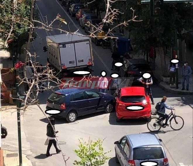 Πάτρα: Σύγκρουση οχημάτων στη συμβολή των οδών Κανακάρη και Παπαφλέσσα - ΦΩΤΟ - ΒΙΝΤΕΟ