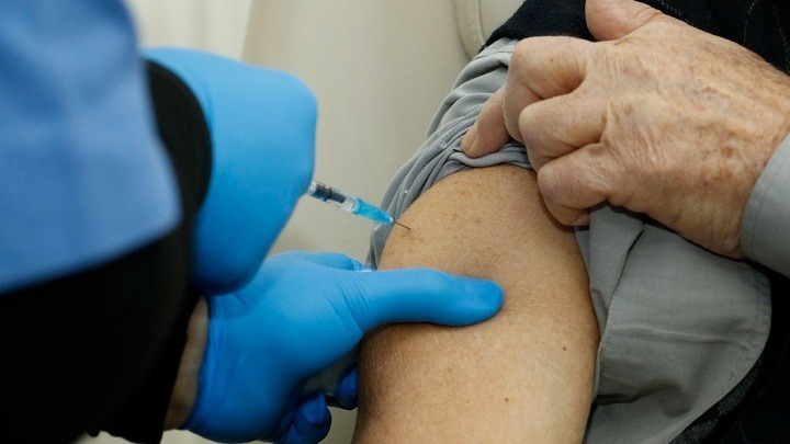 Εμβολιαστικά Κέντρα: Επταήμερη λειτουργία και έως τα μεσάνυχτα