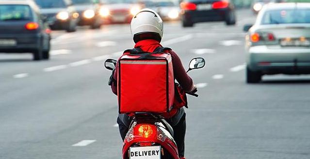 Πάτρα: Παρατηρείτε τους διανομείς φαγητού που μαζί με την παραγγελία σας, κουβαλούν τον σάκο με όλες τις υπόλοιπες; Διαβάστε γιατί!