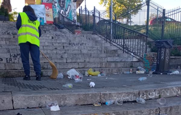 Πάτρα: Κάθε μέρα ...τόνοι σκουπιδιών από τα νυχτερινά κορονοπάρτι στις σκάλες Γεροκωστοπούλου ΦΩΤΟ
