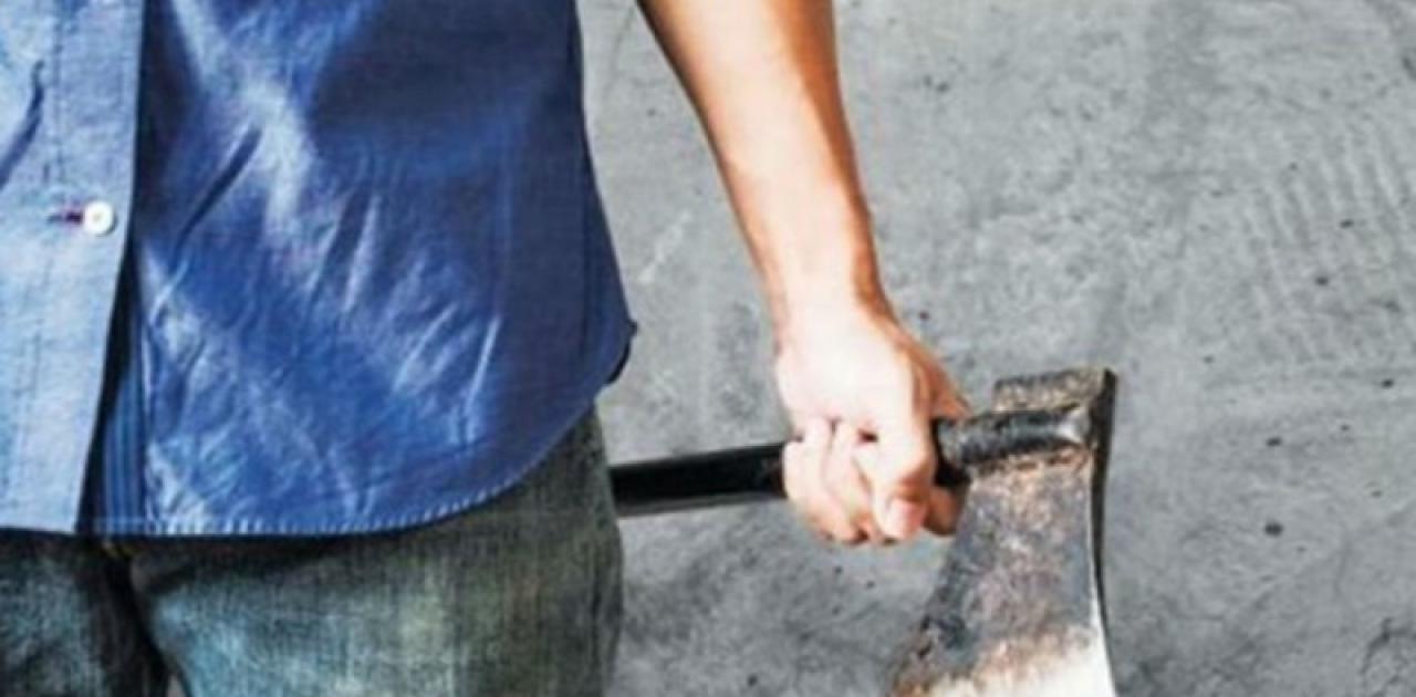 Βγήκε στον δρόμο και απειλούσε με τσεκούρι τη γυναίκα του και γείτονες