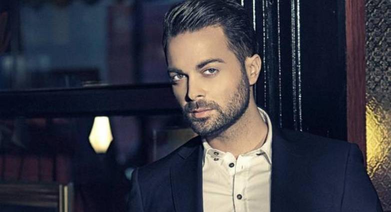 Θύμα απάτης ο Ηλίας Βρεττός: Με ένα sms του «σήκωσαν» λεφτά