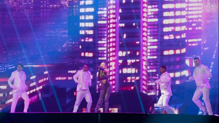 Ντυμένη με 250.000 κρύσταλλα Swarovski η Στεφανία στη σκηνή της Eurovision