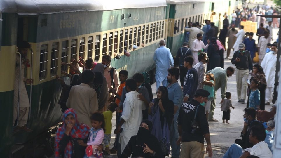 Πακιστάν: Τουλάχιστον 43 οι νεκροί από τη σύγκρουση των δύο τρένων