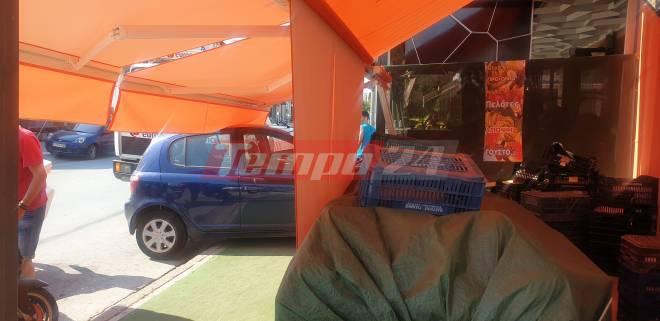 Αυτοκίνητο μπήκε μέσα σε οπωροπωλείο στην Πατρών Κλάους (ΦΩΤΟ)