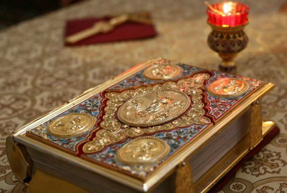 Ναύπακτος: Έβαλαν φωτιά στο Eυαγγέλιο - Απίστευτο περιστατικό