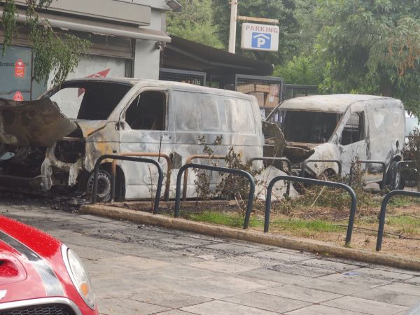 Εμπρηστική επίθεση σε εταιρεία ταχυμεταφορών – Κάηκαν ολοσχερώς οχήματα